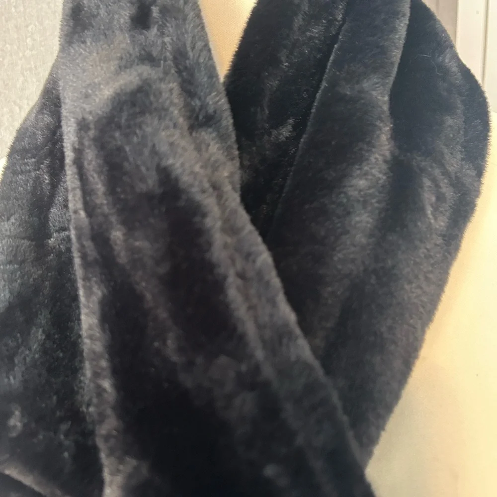 Elegant Black Scarf NWT - Picture 2 of 11